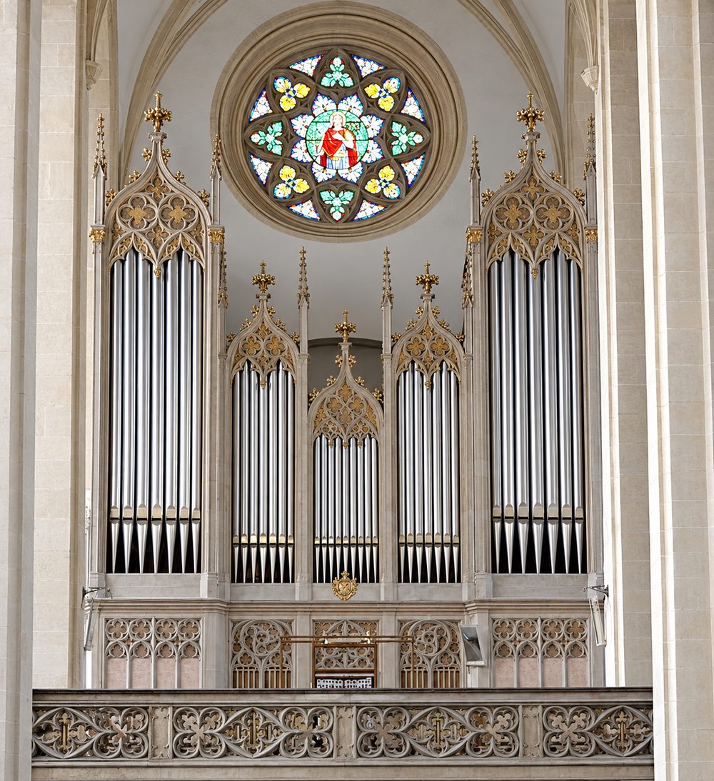 Pipe organ with a rose window